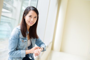 Akıllı izle kullanan kadın