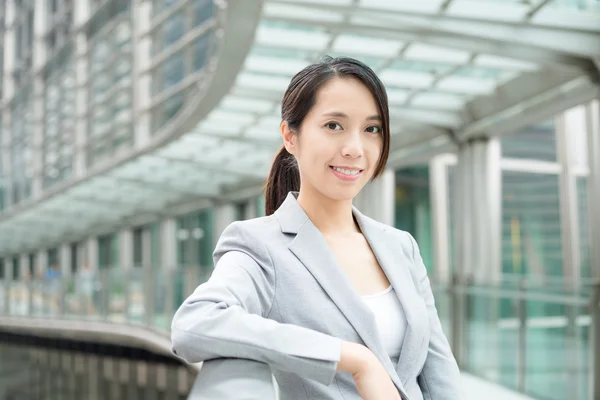 Junge asiatische Geschäftsfrau in Business-Anzug — Stockfoto