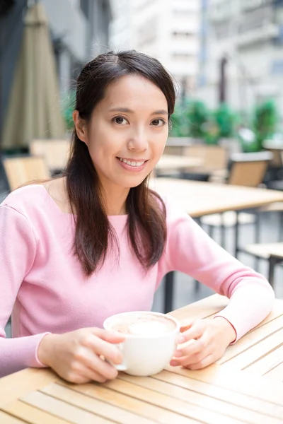 Žena s kávou na venkovní kavárna — Stock fotografie