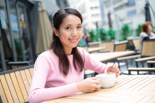 Mulher tomando café no café ao ar livre — Fotografia de Stock