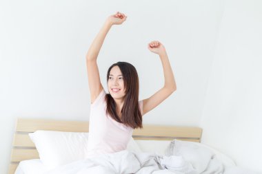 Asyalı genç kadın uyanma