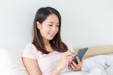 Cep telefonu kullanan Asyalı kadın. 