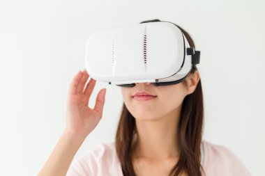 VR aygıtı kullanan kadın