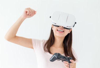 Vr cihazla video oyunları oynarken kadın