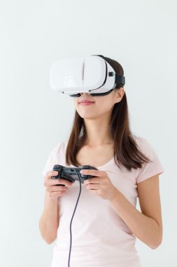 Vr cihazla video oyunları oynarken kadın