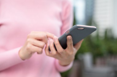 Cep telefonu kullanan kadın 