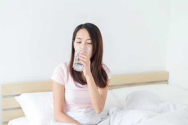 Mujer bebiendo vaso de agua —  Fotos de Stock