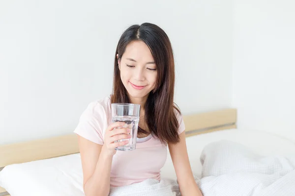 Bardak su içme içmek kadın — Stok fotoğraf