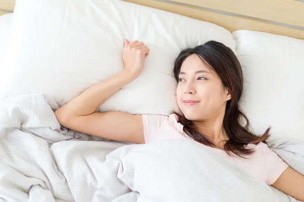 Frau wacht morgens auf — Stockfoto