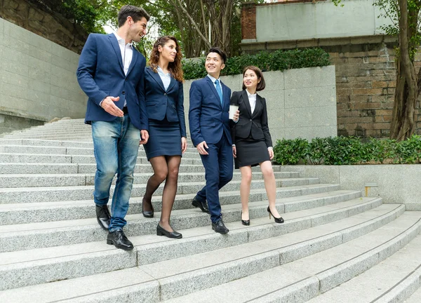 Podnikatelé, chůzi po schodech — Stock fotografie