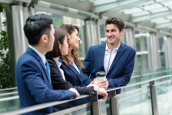 Mensen uit het bedrijfsleven bespreken buiten kantoor — Stockfoto