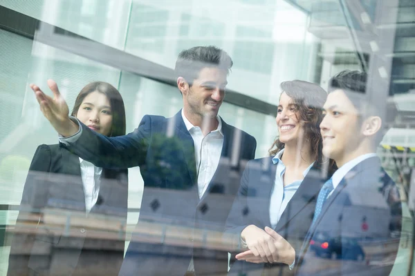 Mensen uit het bedrijfsleven bespreken binnen kantoor — Stockfoto