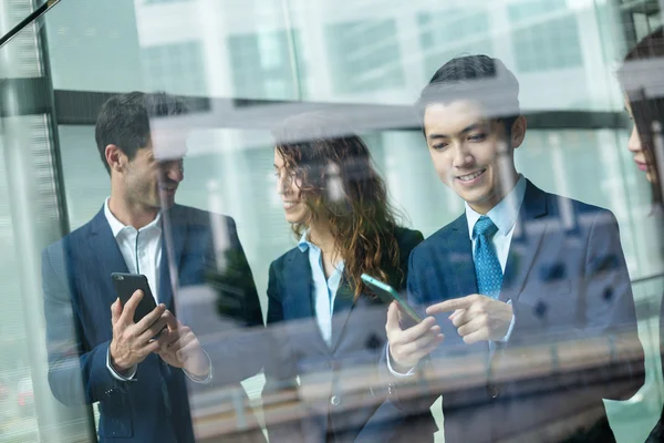 Gruppo di uomini d'affari che usano il cellulare — Foto Stock