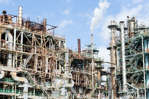 Industriële gebouwen in grote fabriek — Stockfoto