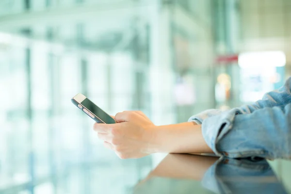 Vrouw met mobiele telefoon — Stockfoto