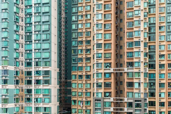 Bâtiment gratte-ciel avec fenêtres — Photo