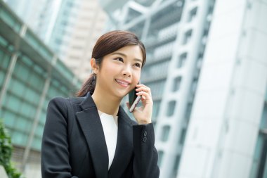 akıllı telefon kullanan iş kadını