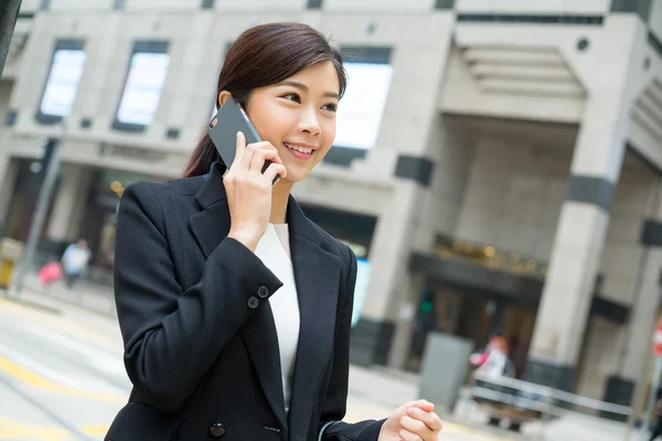 Giovane donna d'affari asiatica in abito da lavoro — Foto Stock