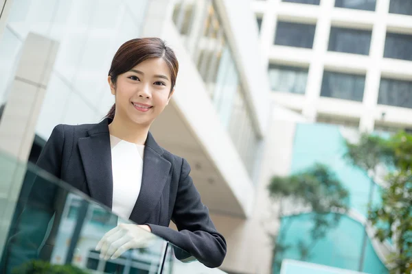 Mujer de negocios en traje negro —  Fotos de Stock