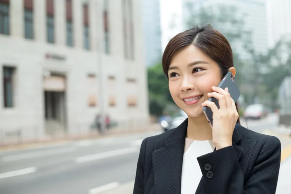 Femme d'affaires utilisant un téléphone intelligent — Photo