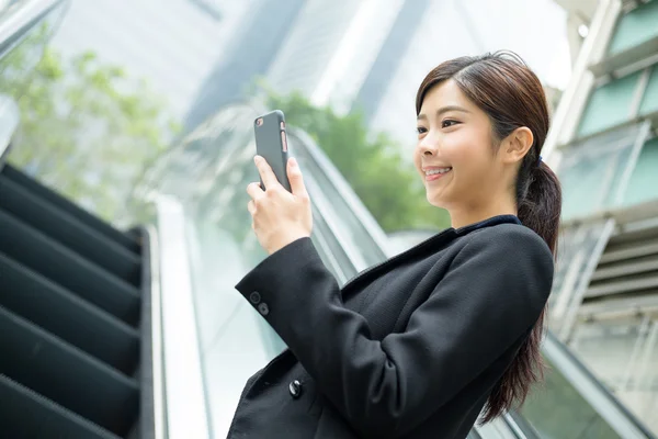 Jeune femme d'affaires asiatique en costume d'affaires — Photo