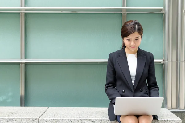 Jeune femme d'affaires asiatique en costume d'affaires — Photo