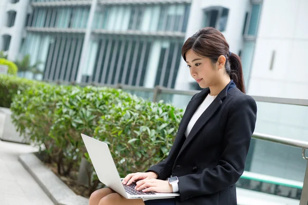 Mujer de negocios en traje negro —  Fotos de Stock