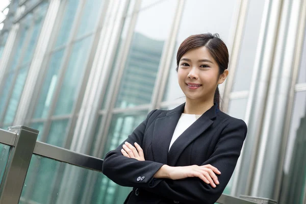 Junge asiatische Geschäftsfrau in Business-Anzug — Stockfoto