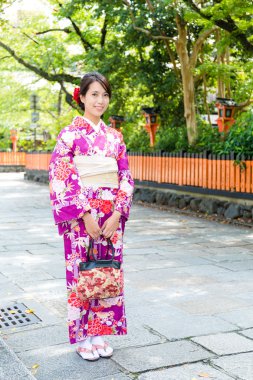 Asyalı kadın giyiyor geleneksel kimono