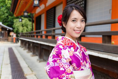 Asyalı kadın giyiyor geleneksel kimono