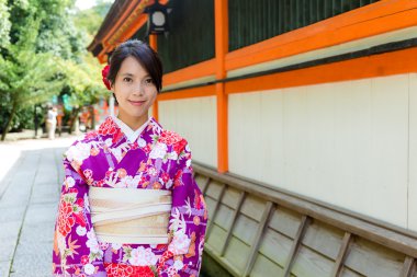 Asyalı kadın giyiyor geleneksel kimono