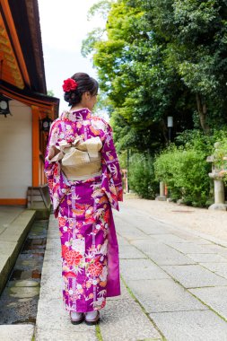 Asyalı kadın giyiyor geleneksel kimono