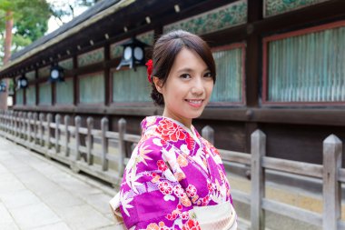 Asyalı kadın giyiyor geleneksel kimono