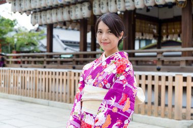 Asyalı kadın giyiyor geleneksel kimono