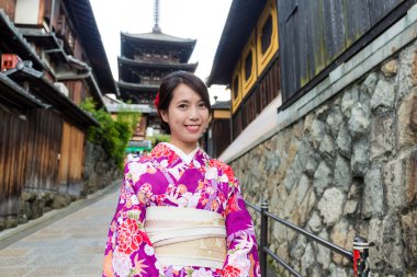 Asyalı kadın giyiyor geleneksel kimono