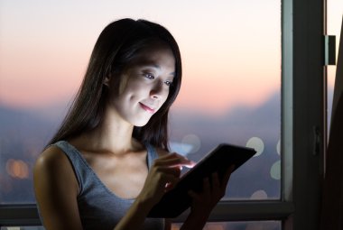 Evde tablet kullanan kadın