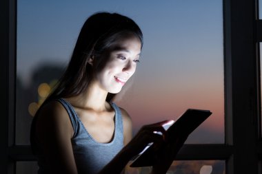 dijital tablet kullanan kadın 