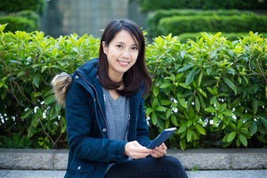 Park adlı cep telefonu kullanan kadın