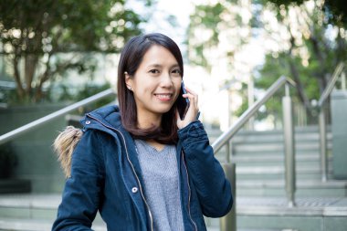 kadın üstünde hareket eden telefon, açık söz 