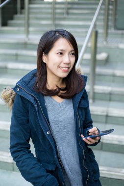 cep telefonu açık, kullanan kadın