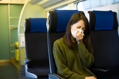 içinde tren bölme hapşırma kadın