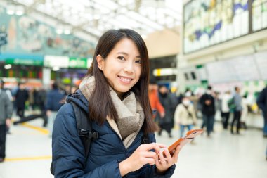 Asyalı genç kadın cep telefonu kullanarak