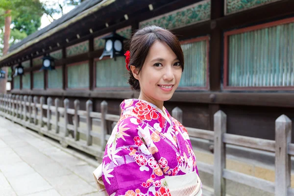 Asiatische Frau trägt traditionellen Kimono — Stockfoto