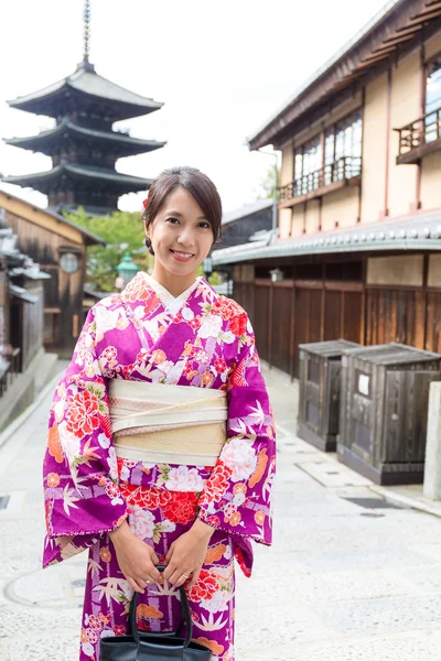 Азиатка в традиционном кимоно — стоковое фото