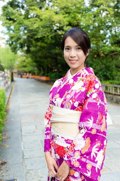 Femme asiatique portant kimono traditionnel — Photo