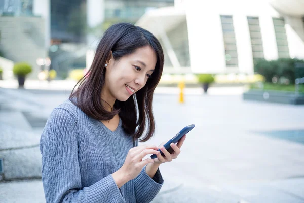 Mulher usando celular ao ar livre — Fotografia de Stock