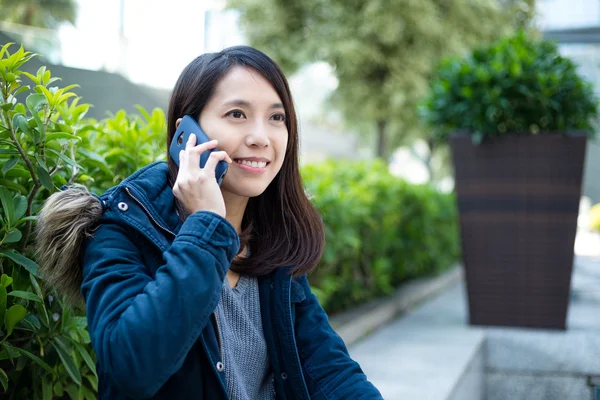 Kvinnan pratar på mobiltelefon på utomhus — Stockfoto