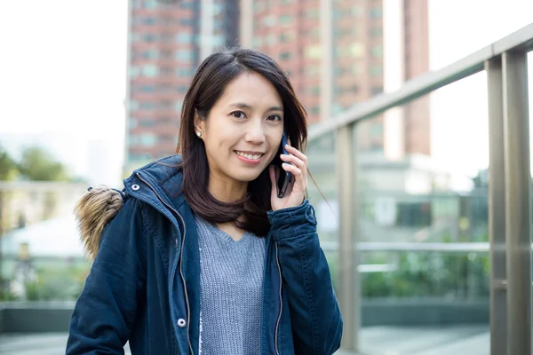 Kvinnan pratar på mobiltelefon på utomhus — Stockfoto