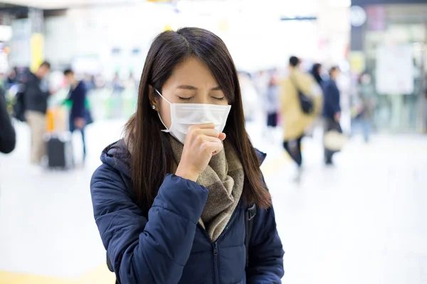 Vrouw gevoel ziek en dragen gezichtsmasker — Stockfoto