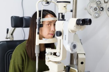 Kadının göz testi optik Kliniği yapması